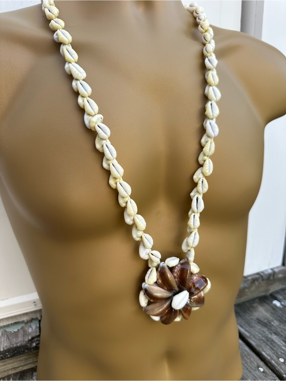 Balanced Cats Paw Cowrie Lei